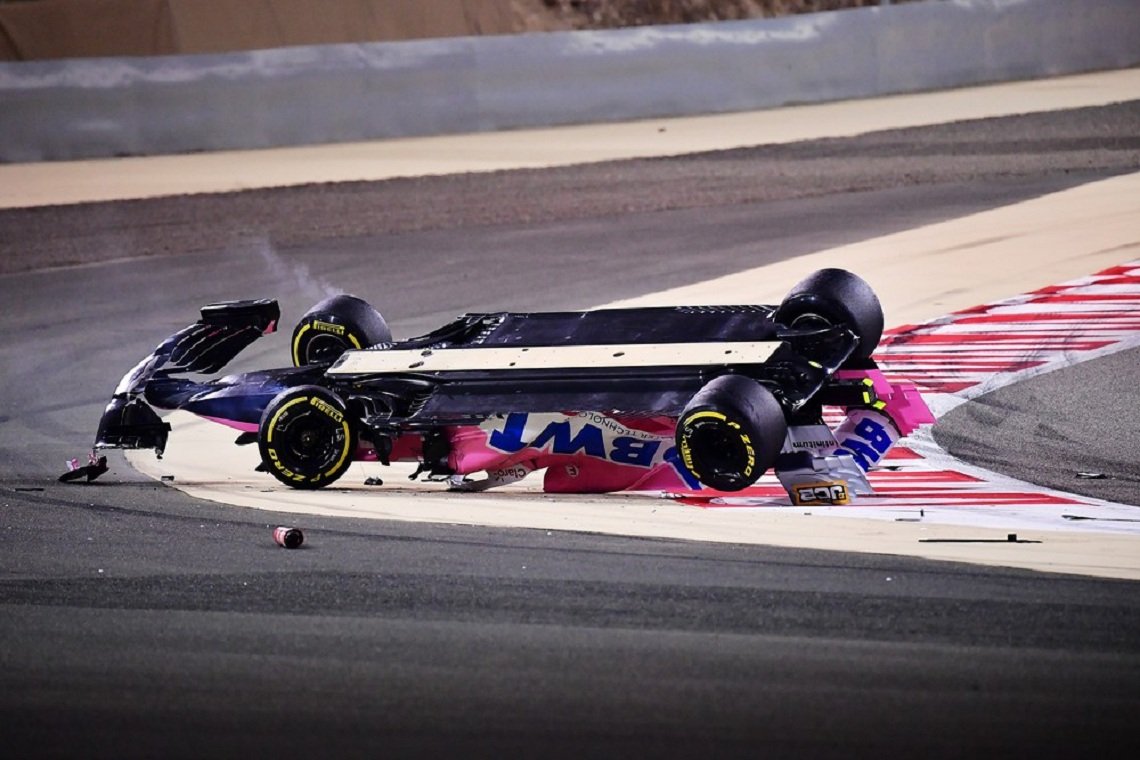 Carro de Stroll ficou de cabeça para baixo após toque de Daniil Kvyat - Foto: Getty Images