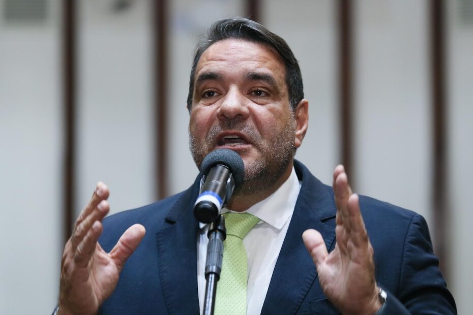 Líder da Oposição na AL-BA, deputado estadual Alan Sanches (União Brasil), critica reajuste de servidores de apenas 4% e diz que falta vontade política do governador Jerônimo Rodrigues (PT)