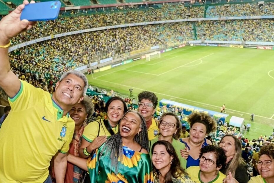 Jerônimo e Bruno comemoram goleada da seleção brasileira feminina de futebol em Salvador