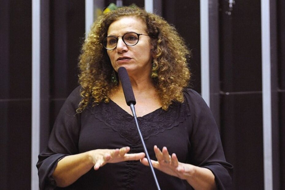 Deputada Jandira Feghali participa de reunião contra ataques de extrema-direita em Salvador