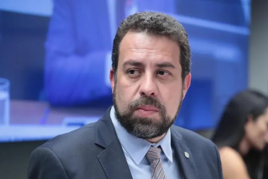 Linguagem neutra no Hino Nacional foi 'um absurdo', diz Guilherme Boulos