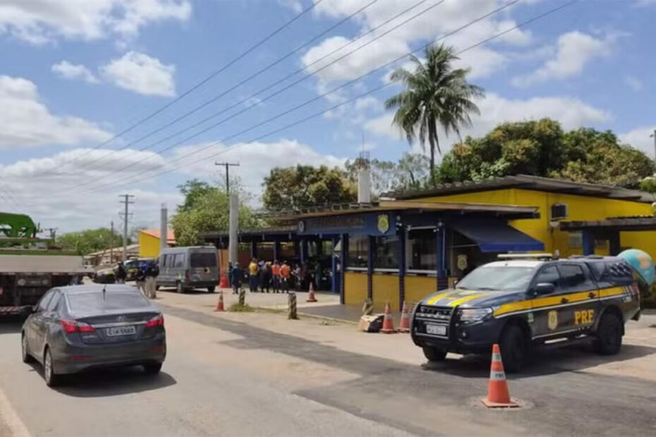 Homem é preso suspeito de 'passar a mão' nas pernas de adolescente dentro de ônibus