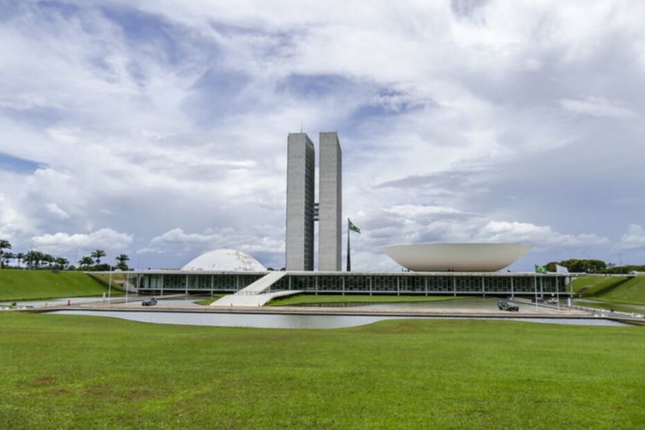 Senado acelera projeto que enfraquece Lei da Ficha Limpa