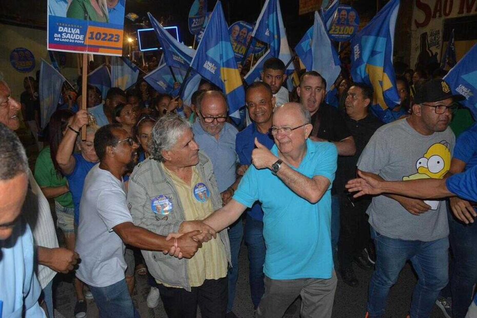 José Ronaldo dá início à campanha em caminhada com apoiadores no Tomba