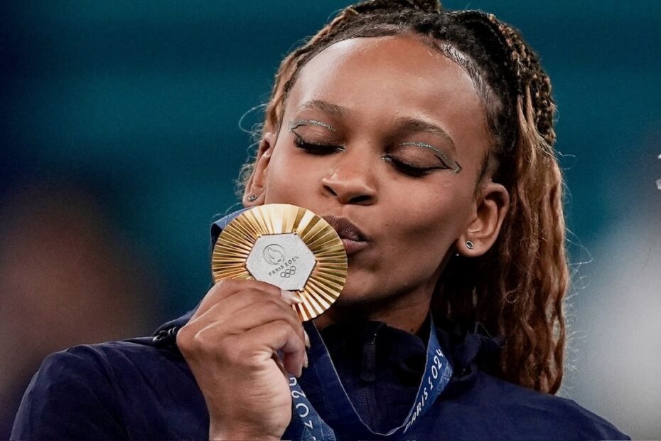 É ouro! Rebeca Andrade destrona Simone Biles no solo e se torna maior medalhista do Brasil