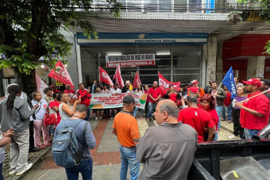 Em greve, servidores do INSS denunciam falta de água para beber nas agências de Salvador