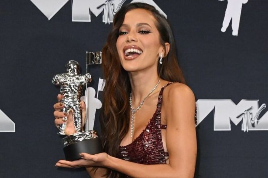 Pela 3º vez consecutiva, Anitta fatura prêmio internacional no VMA