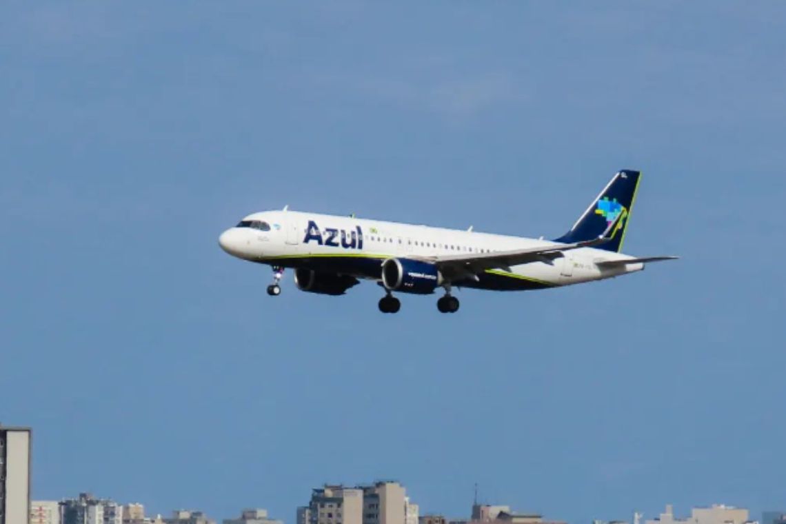 Avião faz pouso de emergência em Salvador