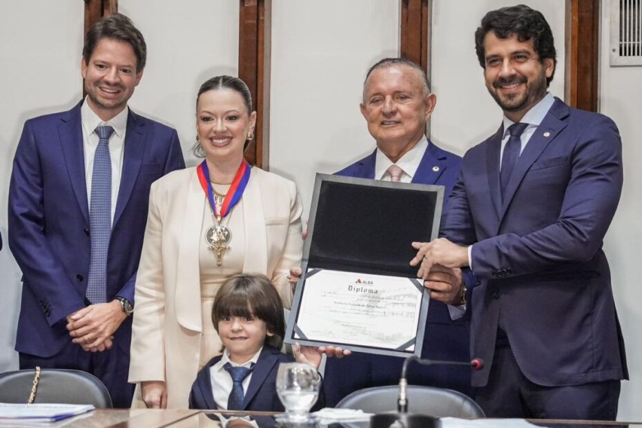 Isabela Suarez recebe a comanda 2 de julho