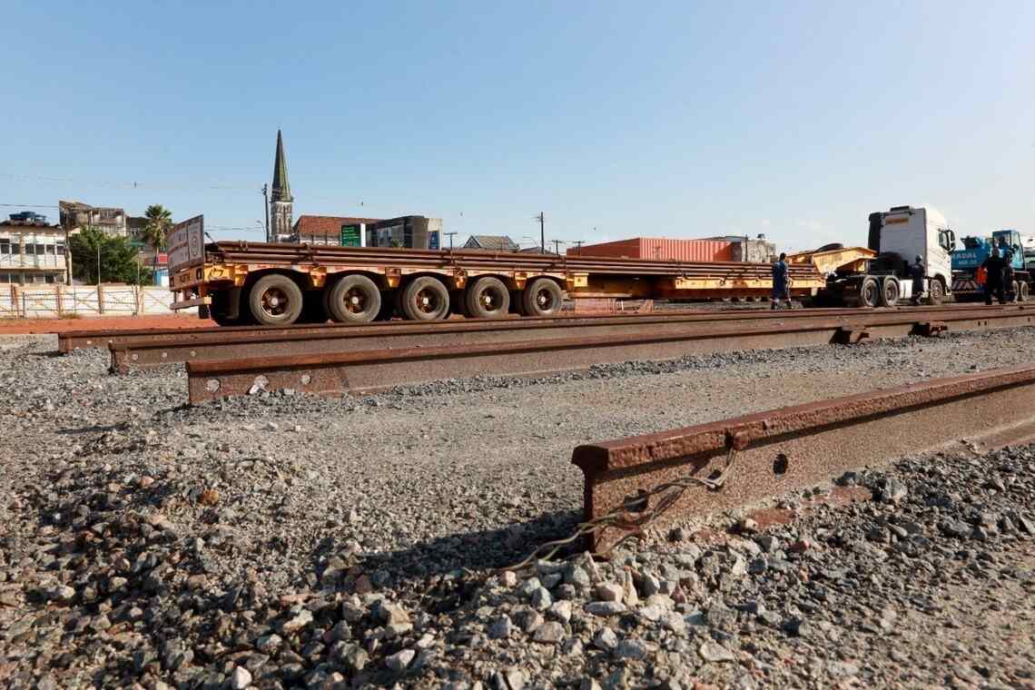 VLT de Salvador: início das entregas de trilhos marca novo avanço nas obras