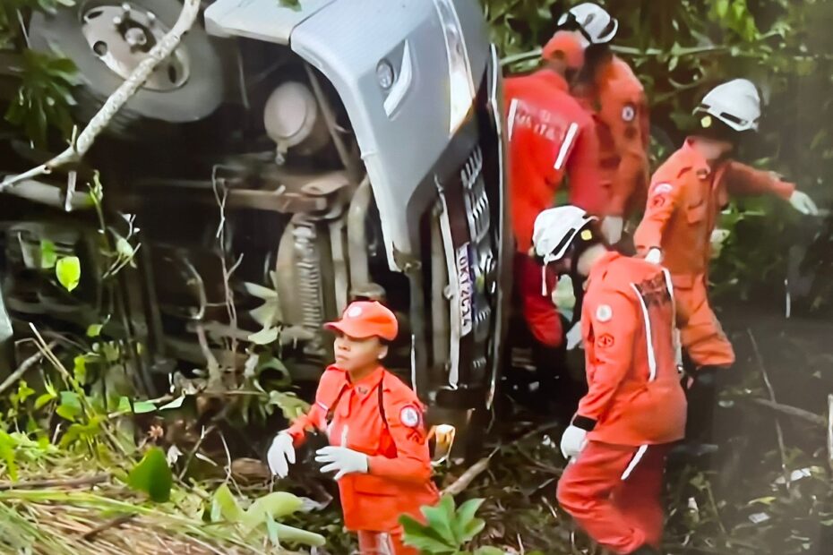 Após acidente de ônibus na BR-324, quatro pessoas morrem e 21 ficam feridas em São Sebastião Passé - 