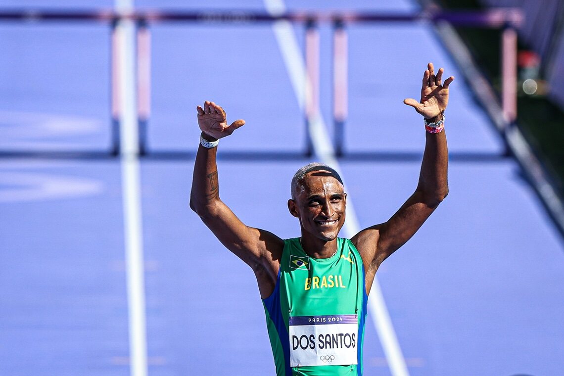 Alison dos Santos garante vaga na final dos 400 m com barreiras - 