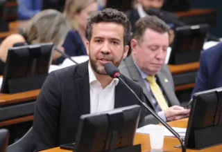 Polícia Federal indicia Janones por suposta rachadinha em gabinete - 