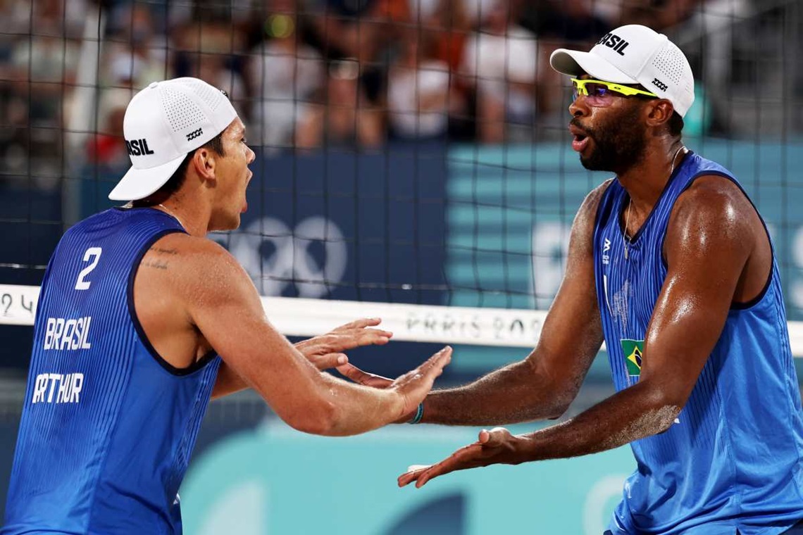 Vôlei de praia: Evandro e Arthur avançam às quartas de final - 