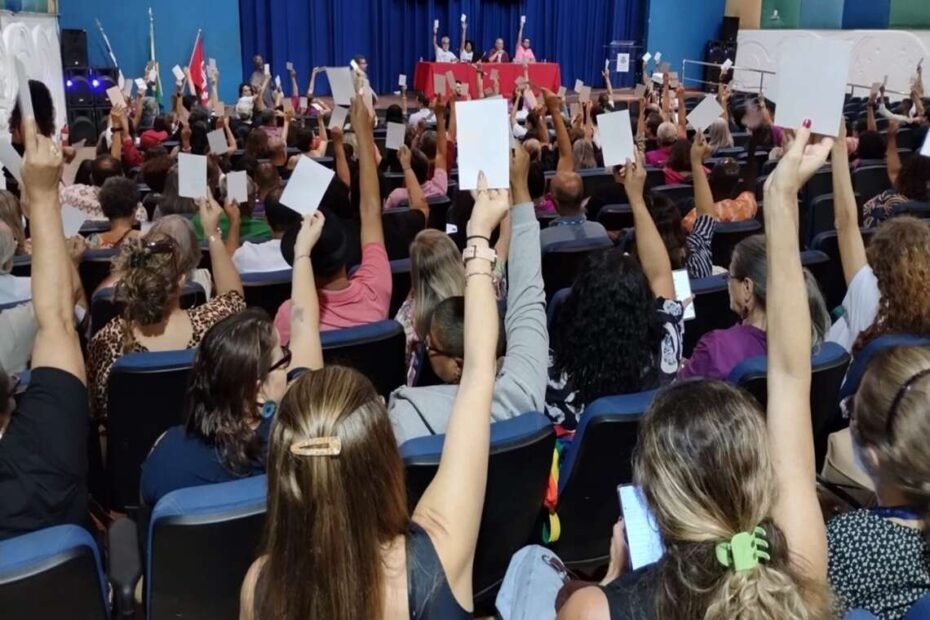 Professores da UNEB mantêm greve após negociações com o governo serem antecipadas - 