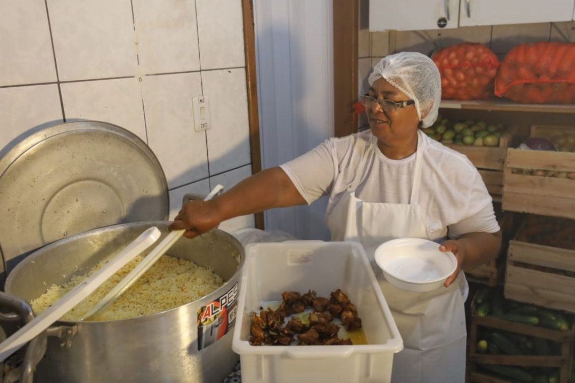 Cozinhas comunitárias iniciam entrega de refeições para população em vulnerabilidade social de 14 municípios - 