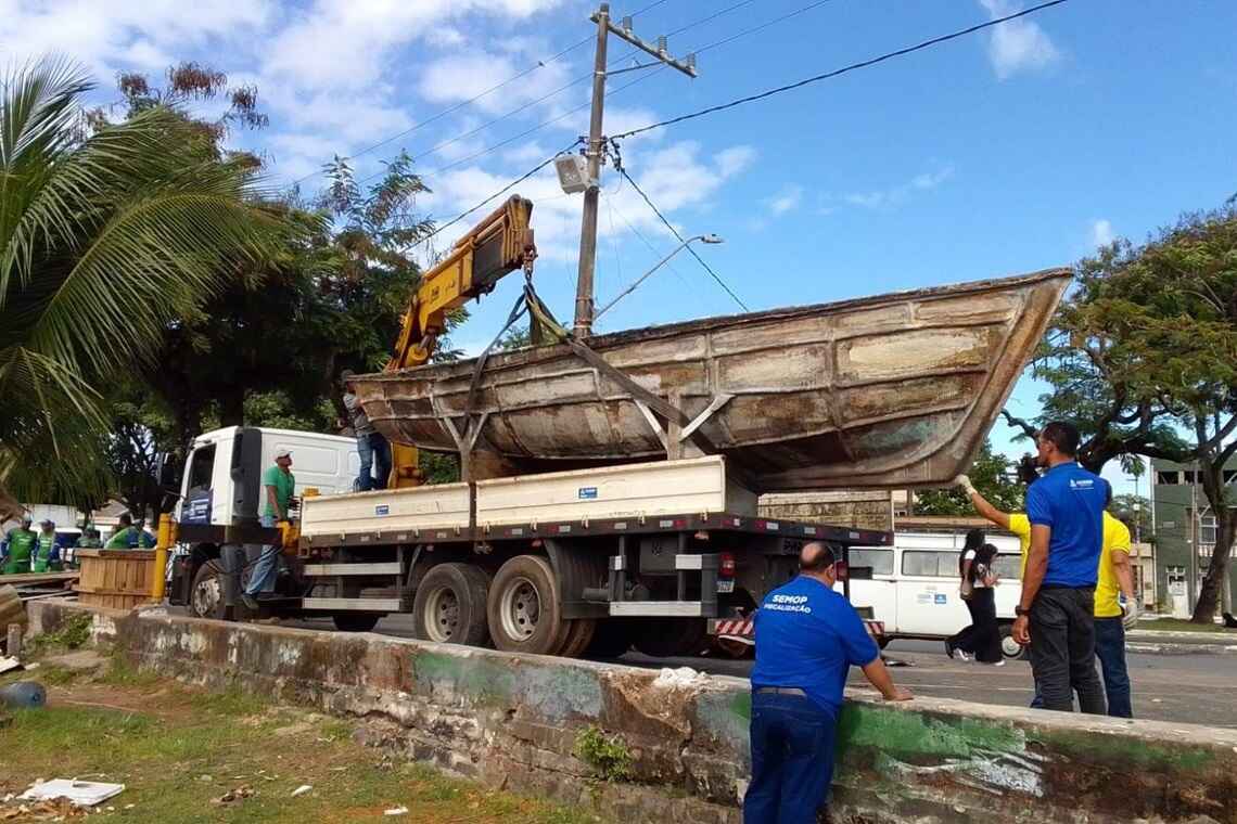 Operação retira embarcações irregulares na orla da Ribeira - 