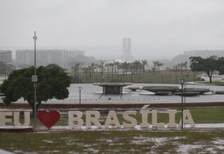 Brasília registra chuva após 167 dias de seca histórica - 