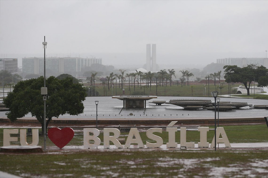 Brasília registra chuva após 167 dias de seca histórica - 