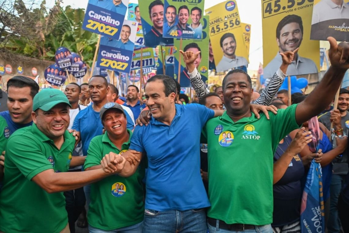 Durante caminhada em Itapuã e Alto do Coqueirinho, Bruno lista obras de drenagem que pretende realizar na região - 