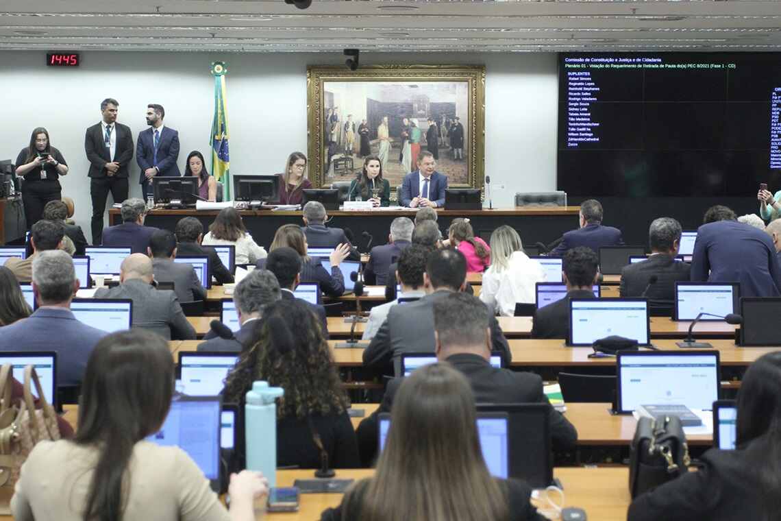 CCJ da Câmara adia votação de PEC que limita decisões do STF - 