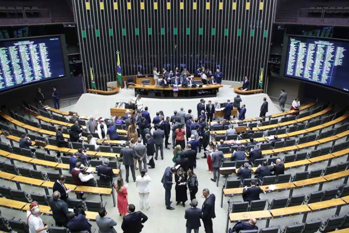 Câmara aprova projeto que permite suspender deputados por brigas - 