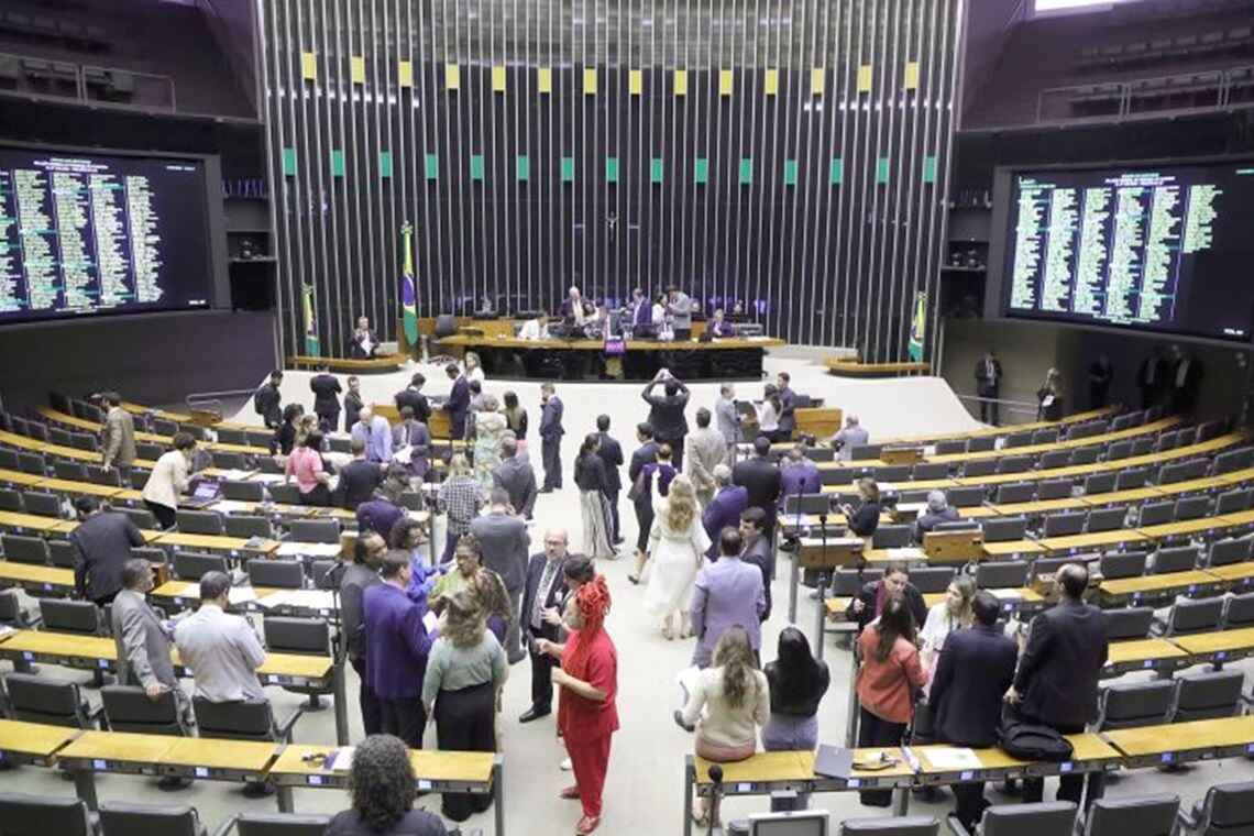 Câmara aprova PEC que pode perdoar multas de partidos políticos - 