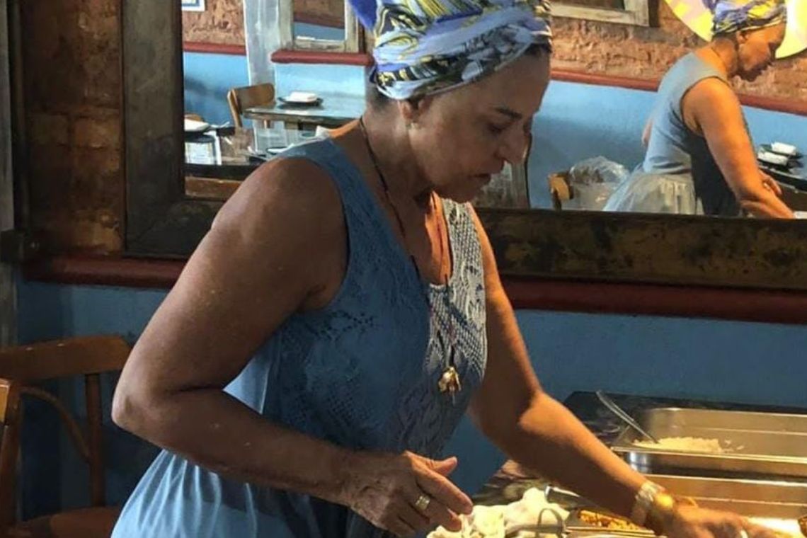 Casa de Tereza celebra Santo Antônio servindo feijoada em escola no Rio Vermelho - 