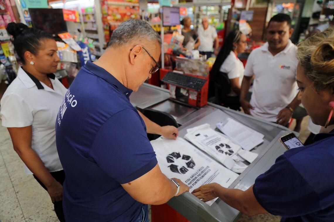 Codecon já notificou 44 estabelecimentos de Salvador na Operação Sacolas Recicláveis - 