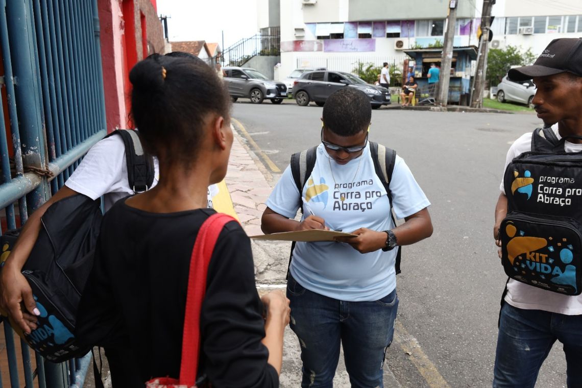 Programa ‘Corra pro Abraço’ faz ação para acolher pessoas vulneráveis - 