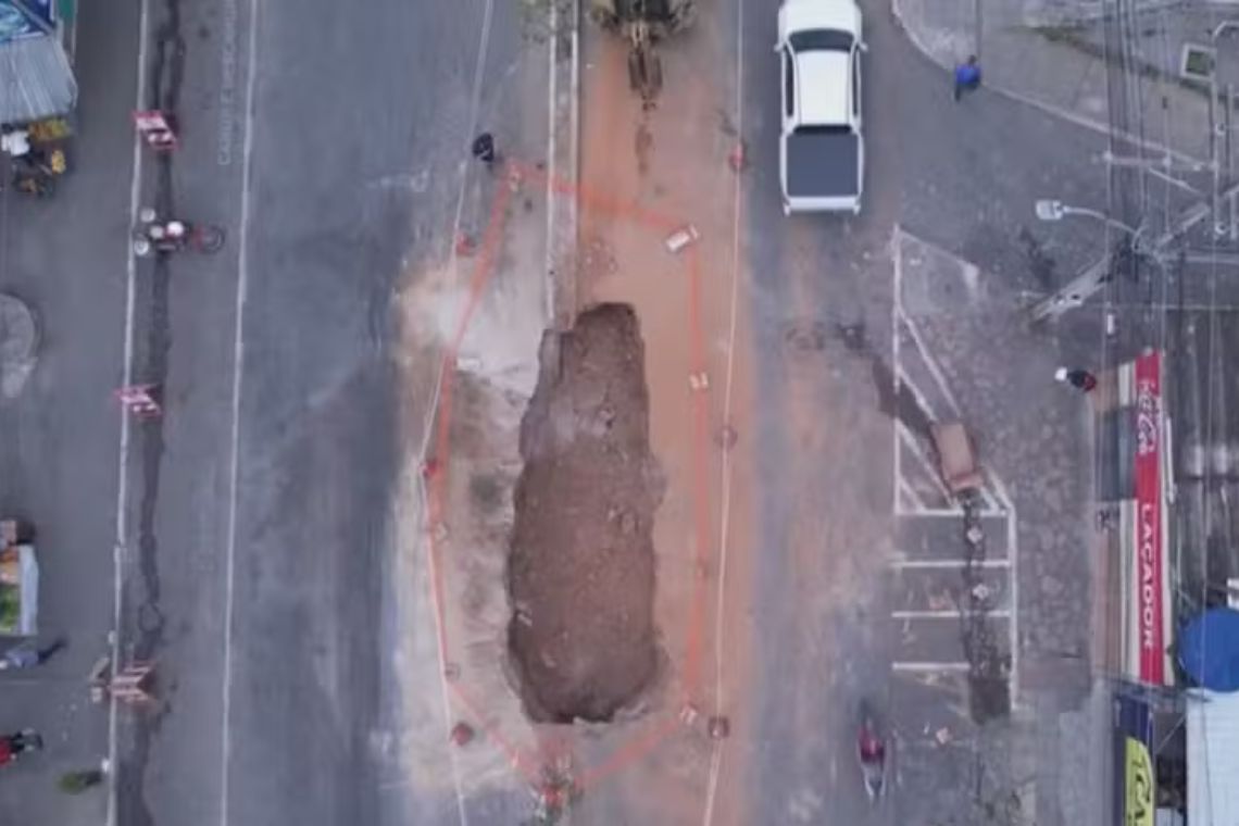 Idosa sofre acidente após cratera se abrir em avenida de Vitória da Conquista - 