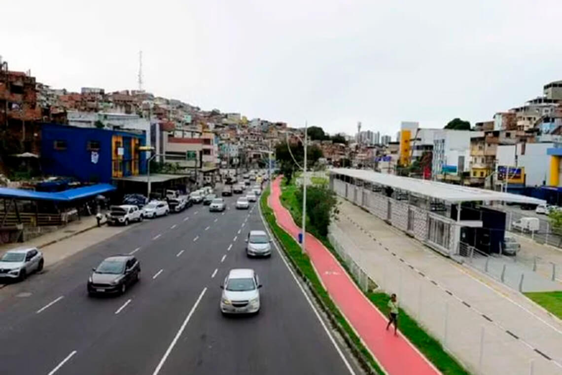 Carro de secretaria é baleado durante tiroteio na Av. Vasco da Gama - 