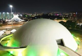 Pontos turísticos de Brasília são iluminados em verde e amarelo para jogo da seleção brasileira - 