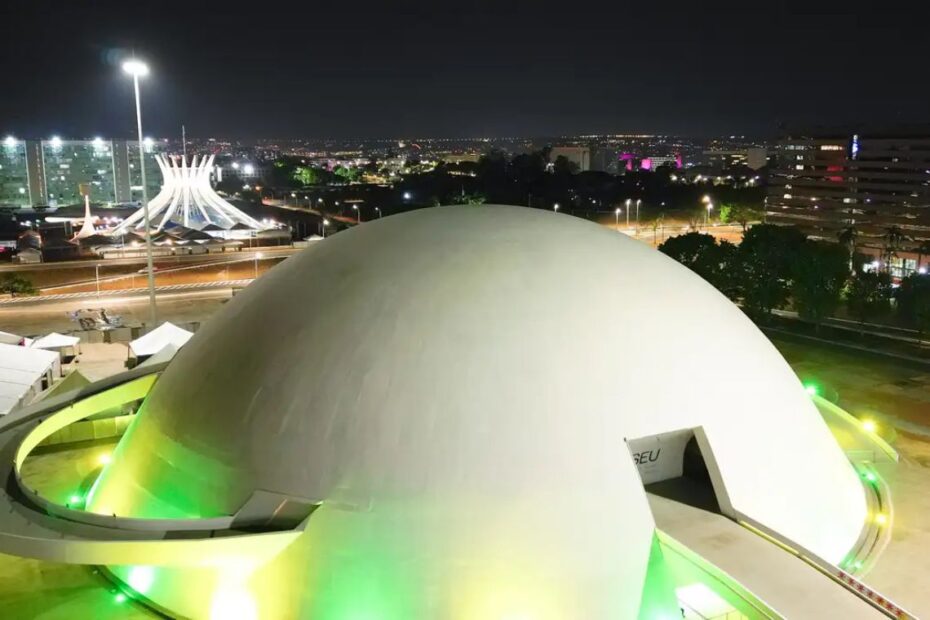 Pontos turísticos de Brasília são iluminados em verde e amarelo para jogo da seleção brasileira - 