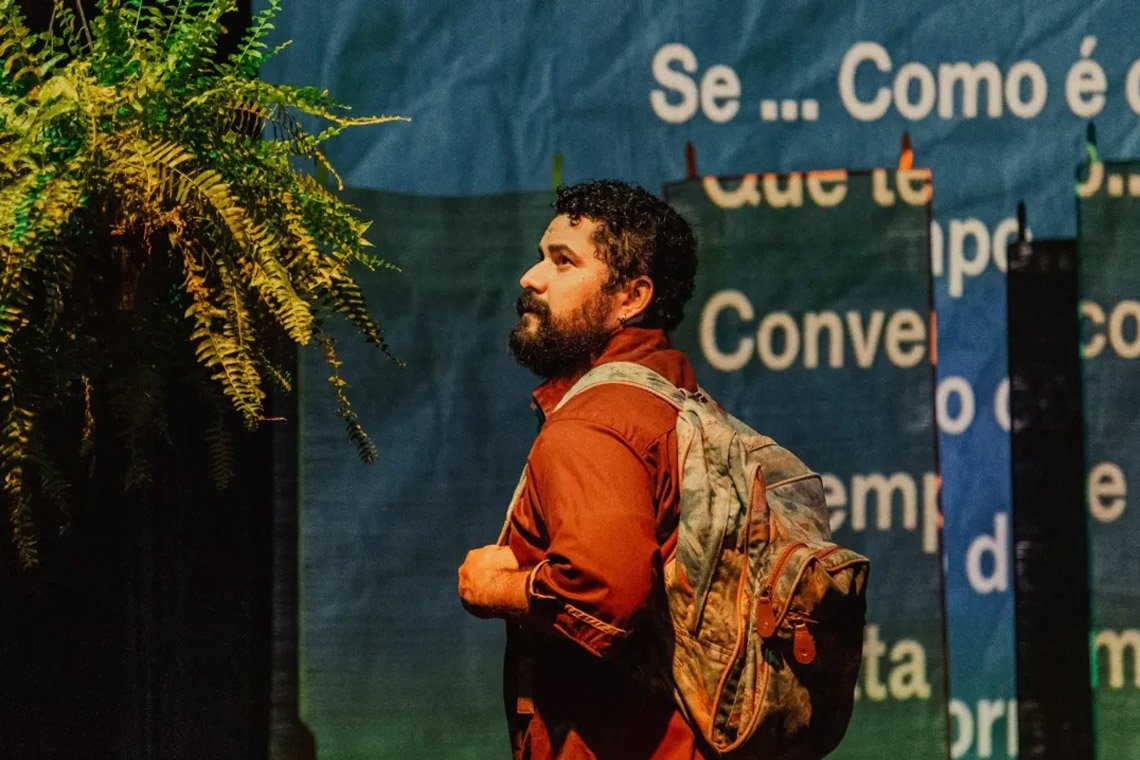 Daniel Arcades faz apresentação única de espetáculo sobre tempo e busca por praticidade - 