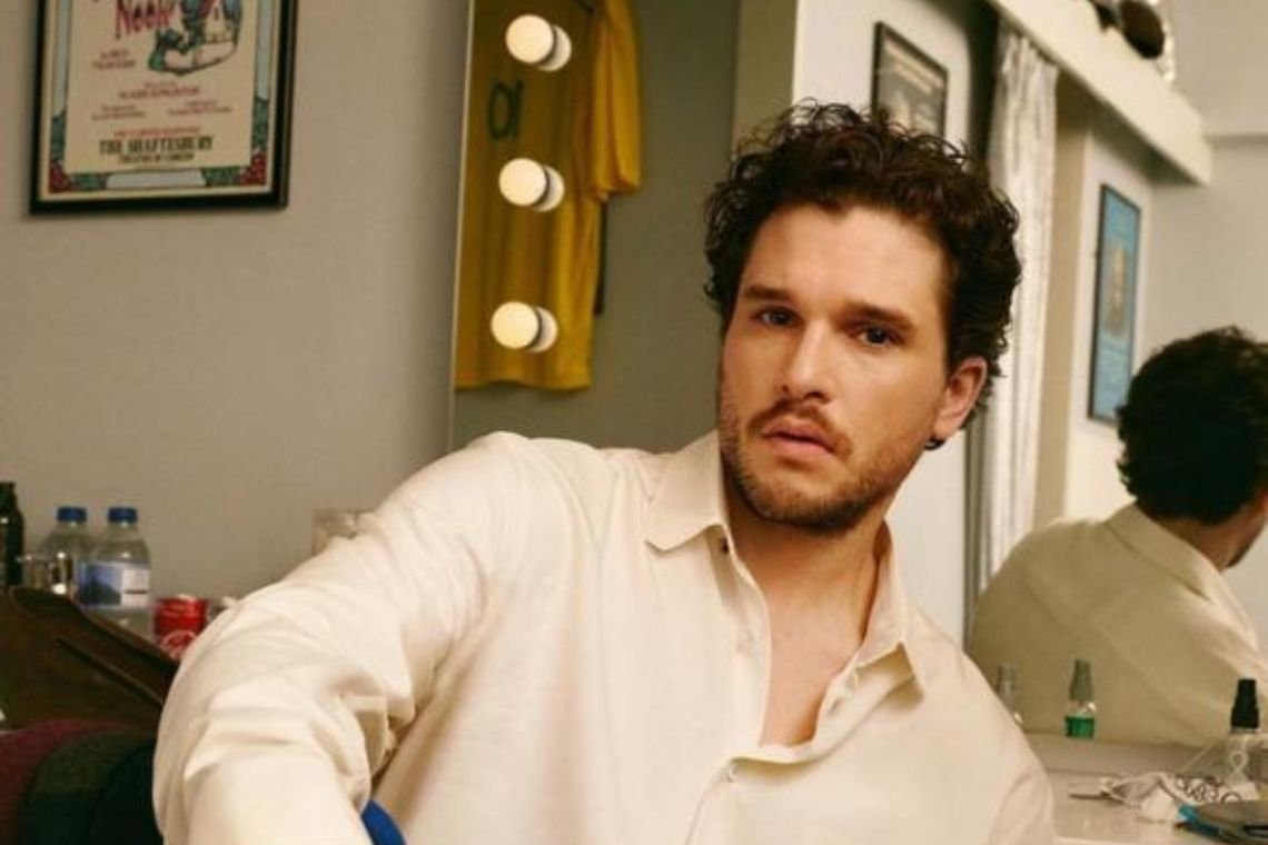 Kit Harington protagoniza cenas de nudes em espetáculo e teatro toma medidas de proteção contra vazamentos - 