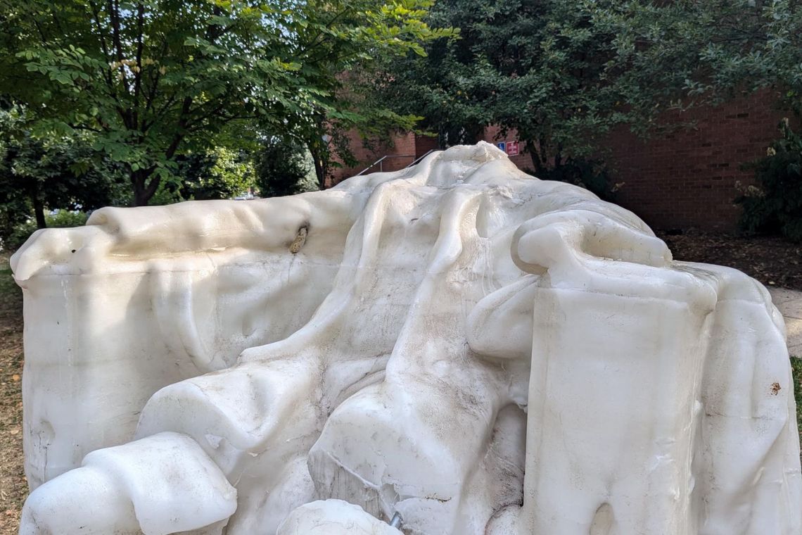 Estátua de Abraham Lincoln derrete devido ao calor em Washington - 