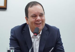 União Brasil retira candidatura de Elmar Nascimento e apoia Hugo Motta para presidência da Câmara - 