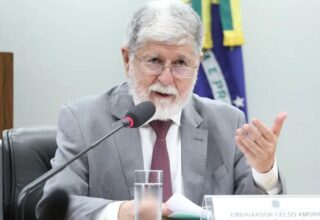 Brasil deve seguir em diálogo com a Venezuela, afirma embaixador Celso Amorim - 