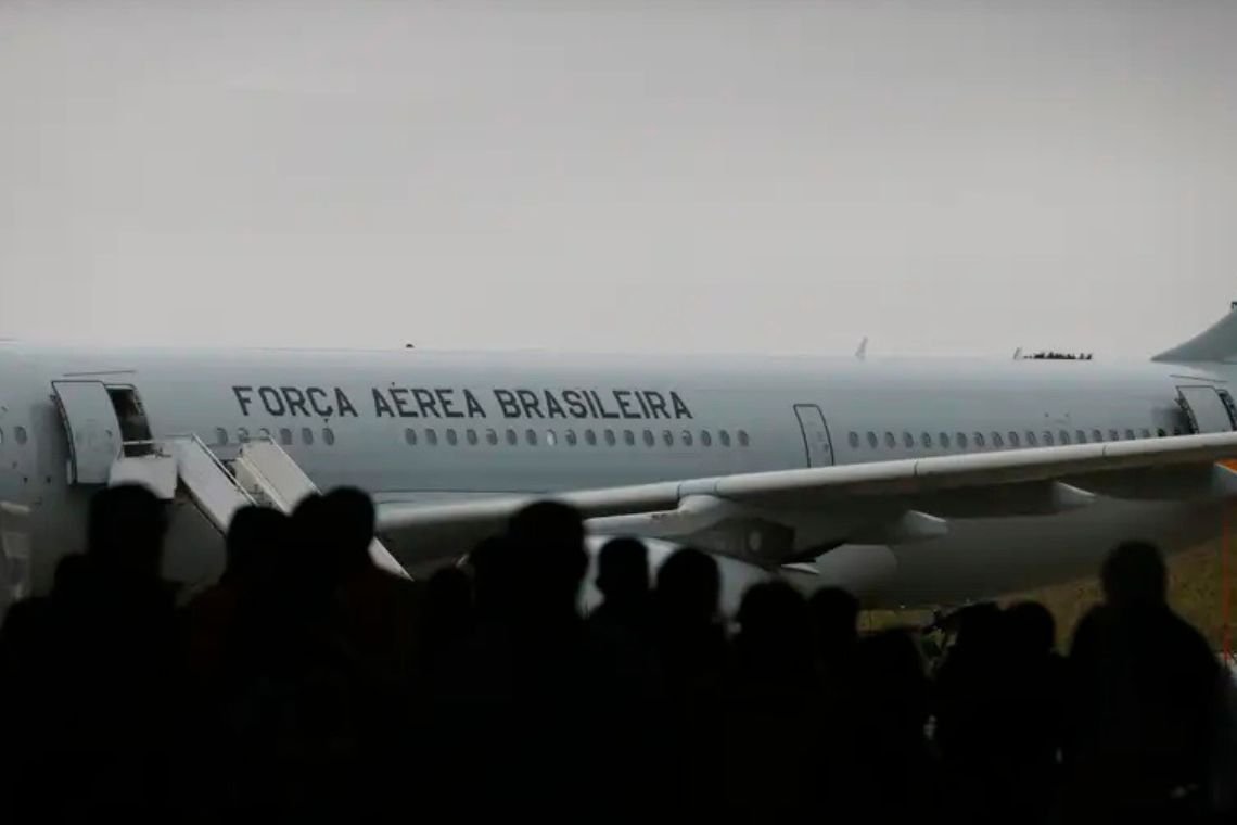 Força Aérea desembarca na base de Guarulhos em sexto voo de repatriados brasileiros no Líbano - 