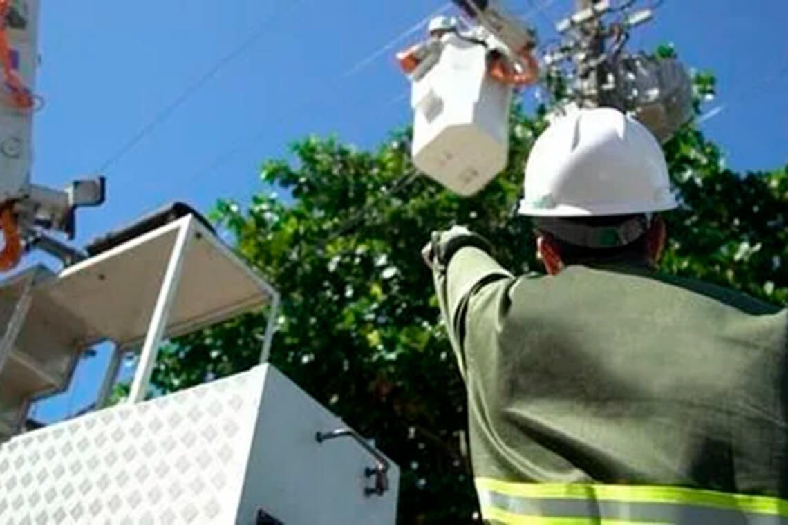 Incêndio em poste deixa rua em Pau da Lima sem luz - 