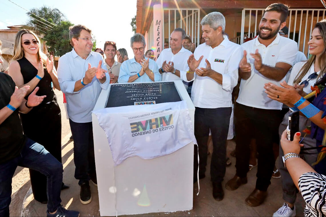 Governo do Estado entrega pacote de obras no município de Cocos - 