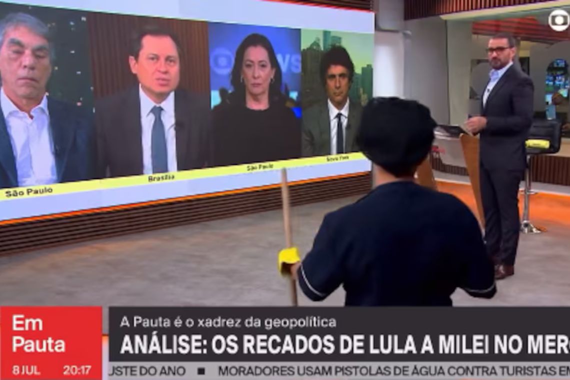 Funcionária de limpeza da Globo invade transmissão ao vivo - 