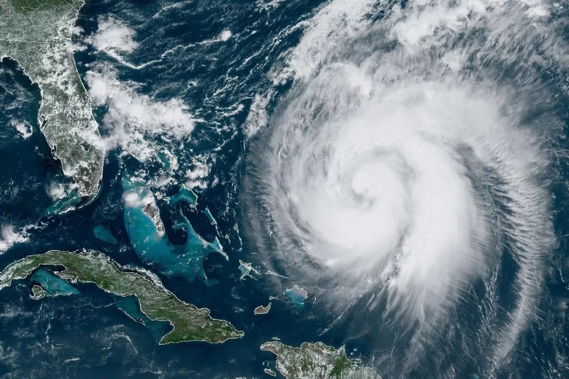 Tempestade tropical Ernesto vira furacão na Costa Leste dos EUA - 