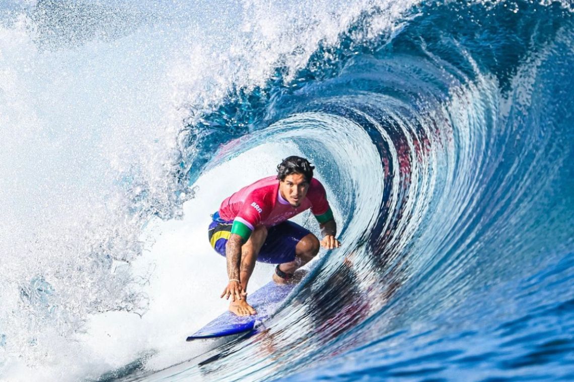 Gabriel Medina bate recorde olímpico e avança às quartas de final do surfe - 