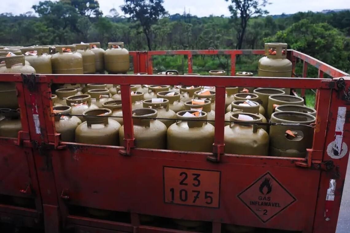 Gás de cozinha atinge média de R$ 106,80, enquanto gasolina e diesel têm leve recuo - 