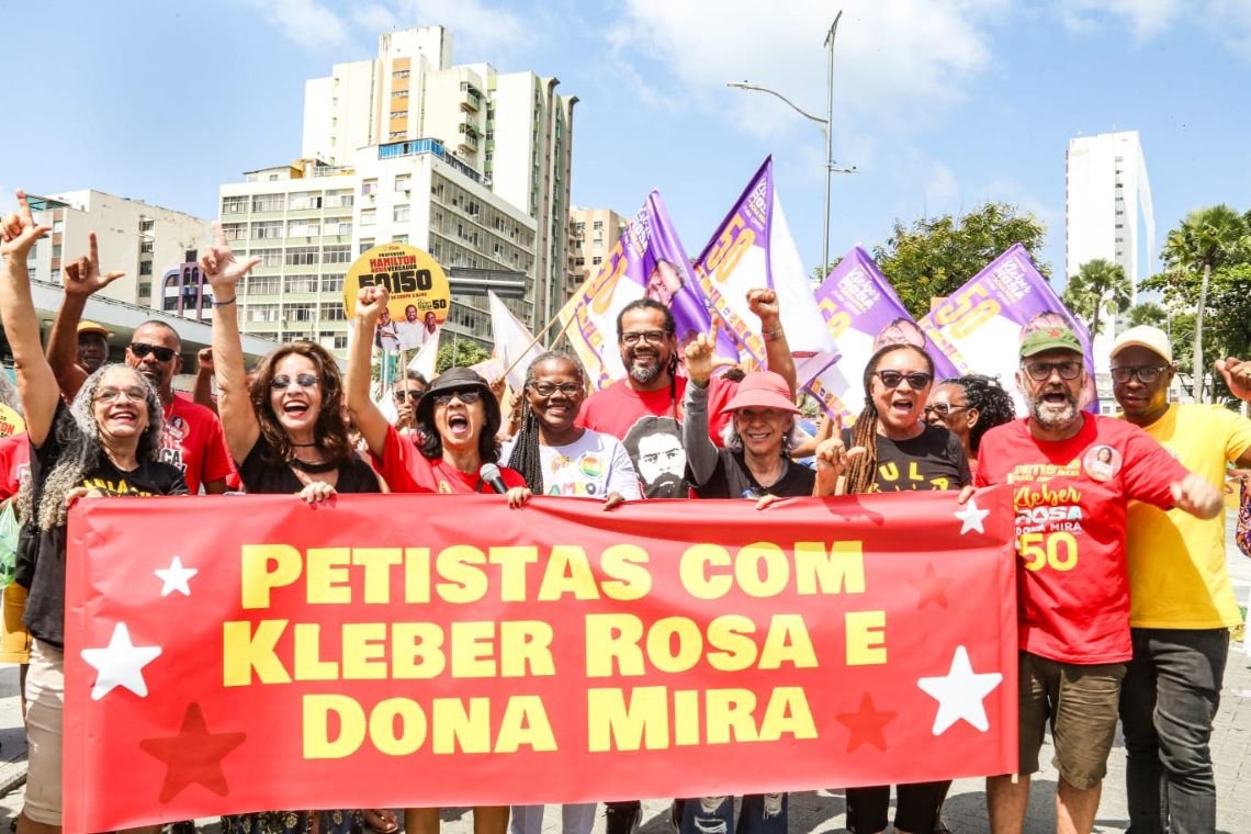 Grupo de militantes do PT acompanha caminhada de Kleber Rosa no Centro de Salvador - 