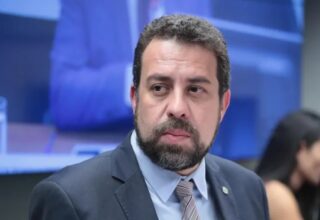 Linguagem neutra no Hino Nacional foi ‘um absurdo’, diz Guilherme Boulos - 