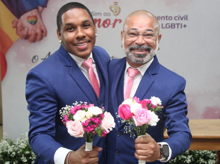 Casais LGBTQIAPN+ celebram união civil em casamento coletivo promovido pelo MP-BA - 