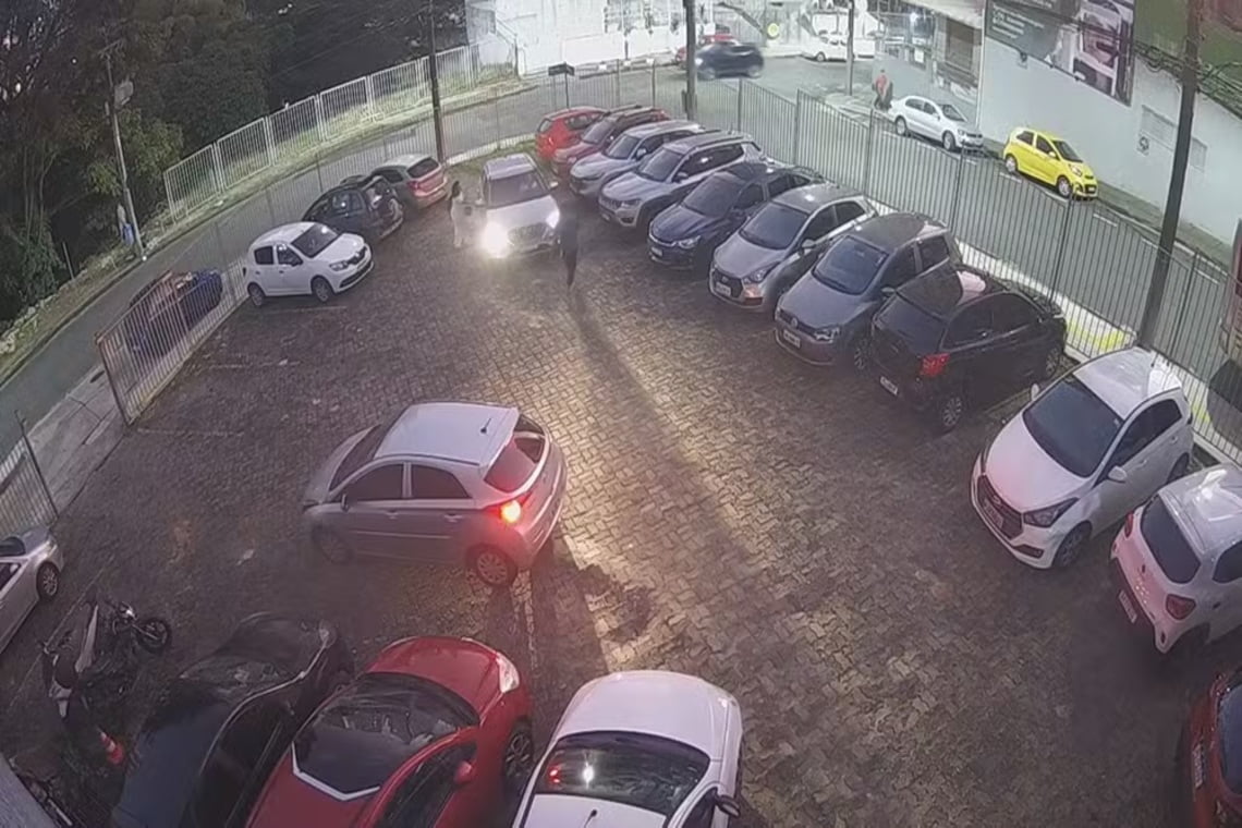 Estudantes têm carro roubado em estacionamento da UFBA - 